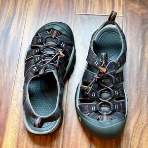 Keen Closed Toe Hiking Sandal Men's 8/Women's 9.5